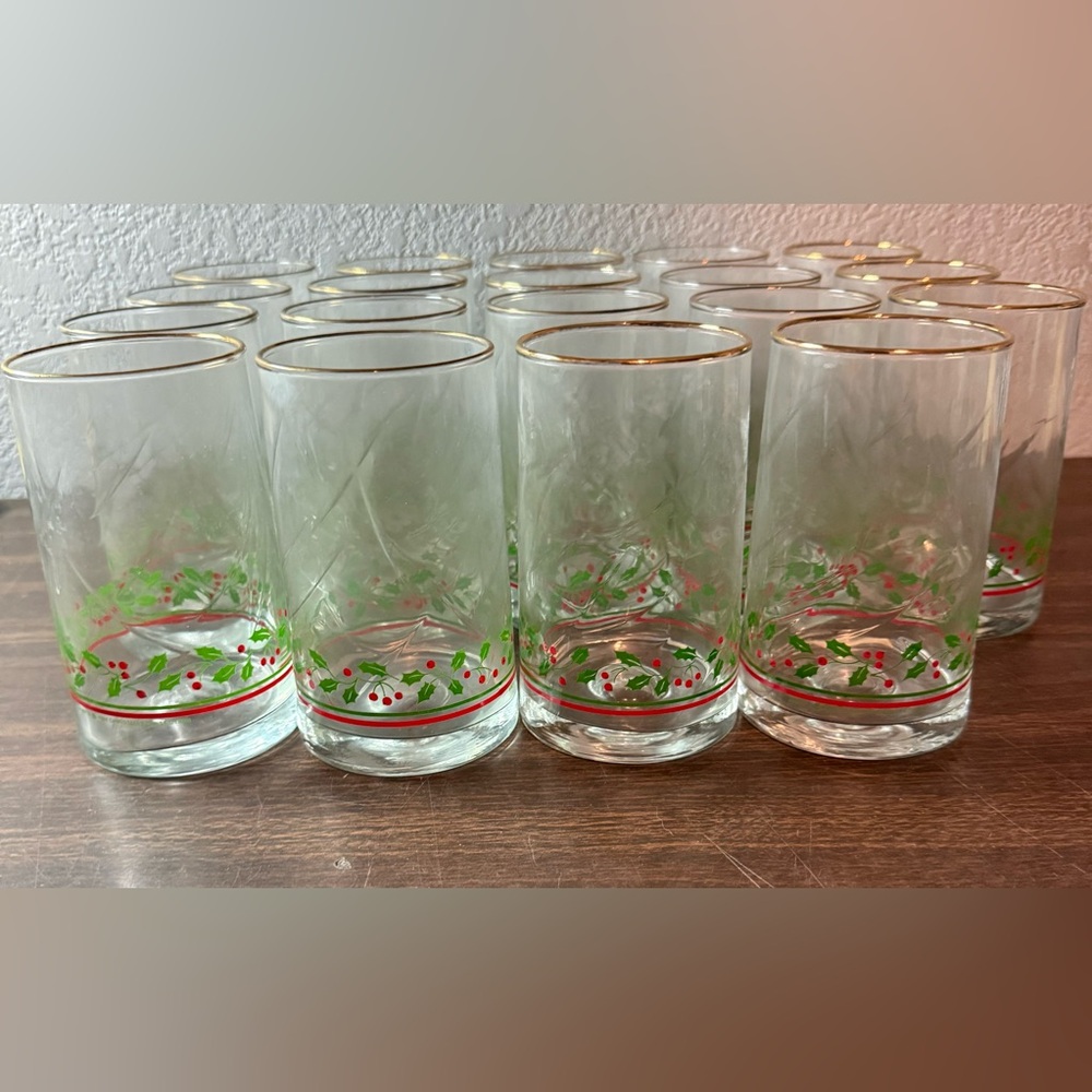 Vintage 1983,  1984 Arby's Holly Berry 5.25" Christmas Holiday Glasses Set of 19